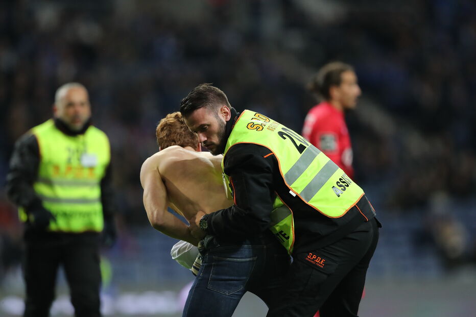 Adeptos invadem relvado do Dragão durante jogo 