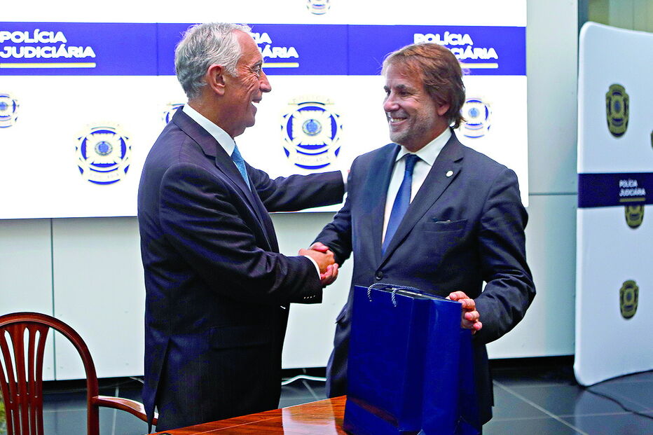 Marcelo Rebelo de Sousa cumprimenta o diretor da PJ, Luís Neves 