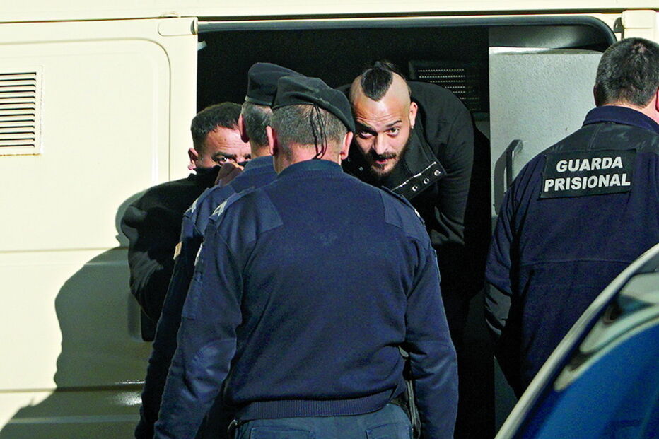 Arguido à entrada para o tribunal 