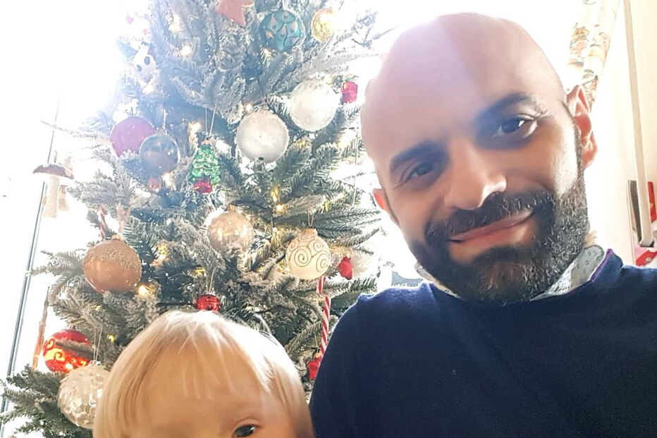 Pai solteiro e homossexual adota menina com Síndrome de Down rejeitada por 20 famílias