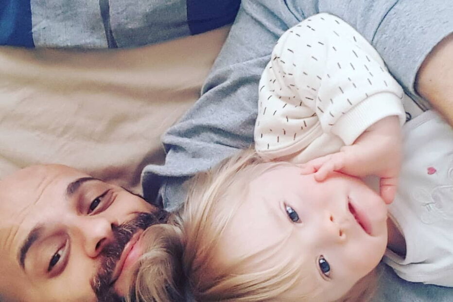 Pai solteiro e homossexual adota menina com Síndrome de Down rejeitada por 20 famílias