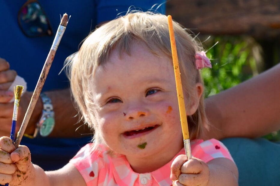 Pai solteiro e homossexual adota menina com Síndrome de Down rejeitada por 20 famílias