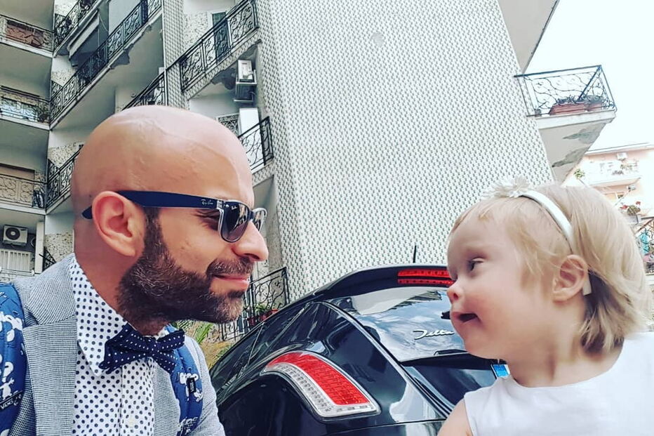 Pai solteiro e homossexual adota menina com Síndrome de Down rejeitada por 20 famílias