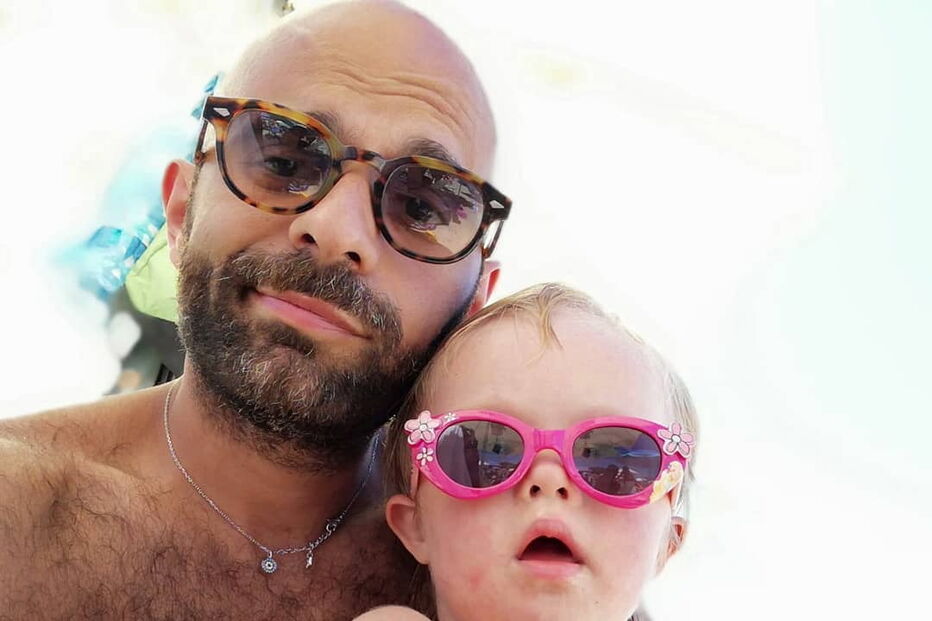 Pai solteiro e homossexual adota menina com Síndrome de Down rejeitada por 20 famílias