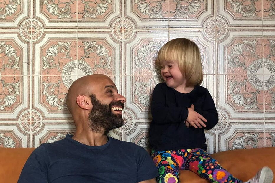 Pai solteiro e homossexual adota menina com Síndrome de Down rejeitada por 20 famílias