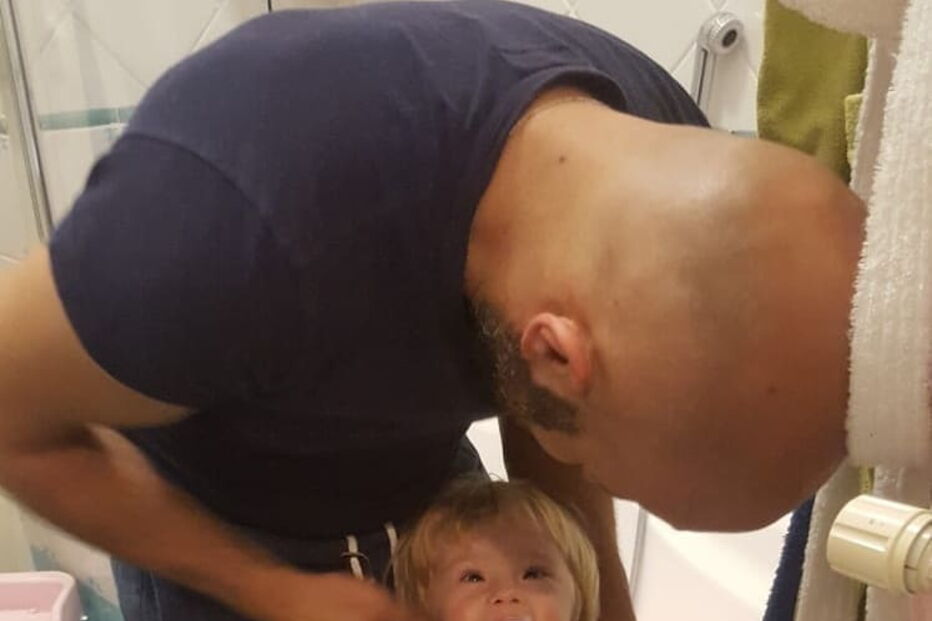 Pai solteiro e homossexual adota menina com Síndrome de Down rejeitada por 20 famílias