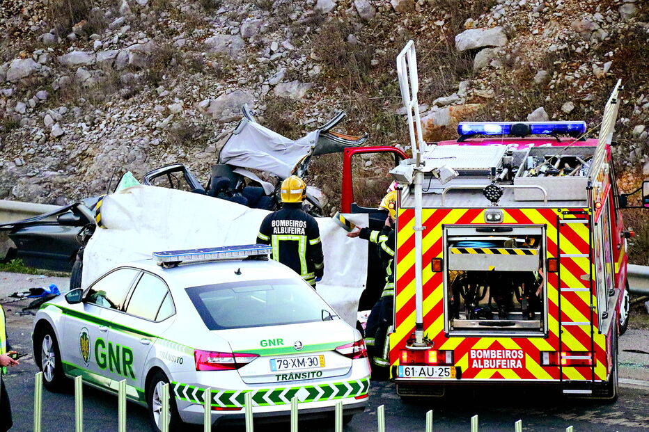 A viatura que transportava duas vítimas mortais ficou destruída 
