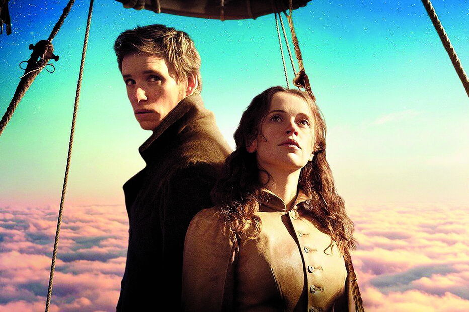 Dupla Eddie Redmayne e Felicity Jones viajou mesmo a bordo de um balão, durante a rodagem desta produção histórica 