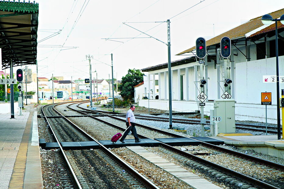 Linha férrea do Algarve só tem 38,5 quilómetros eletrificados, faltando ainda intervir na maior parte da ferrovia  