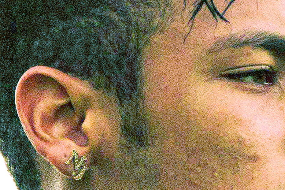 Jogador tem brinco com as suas iniciais, cravejado a diamantes, que custa 32 mil euros 