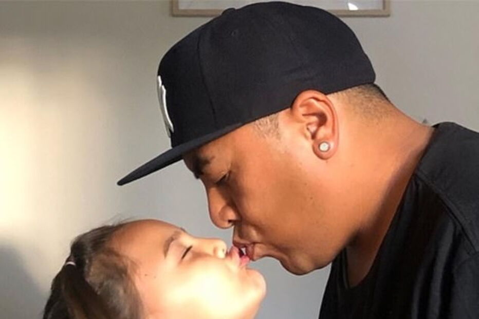 Pai gera polémica ao publicar fotografia a dar beijo na boca à filha de cinco anos