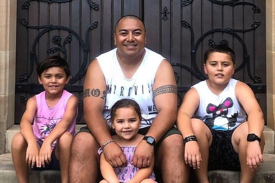 Pai gera polémica ao publicar fotografia a dar beijo na boca à filha de cinco anos