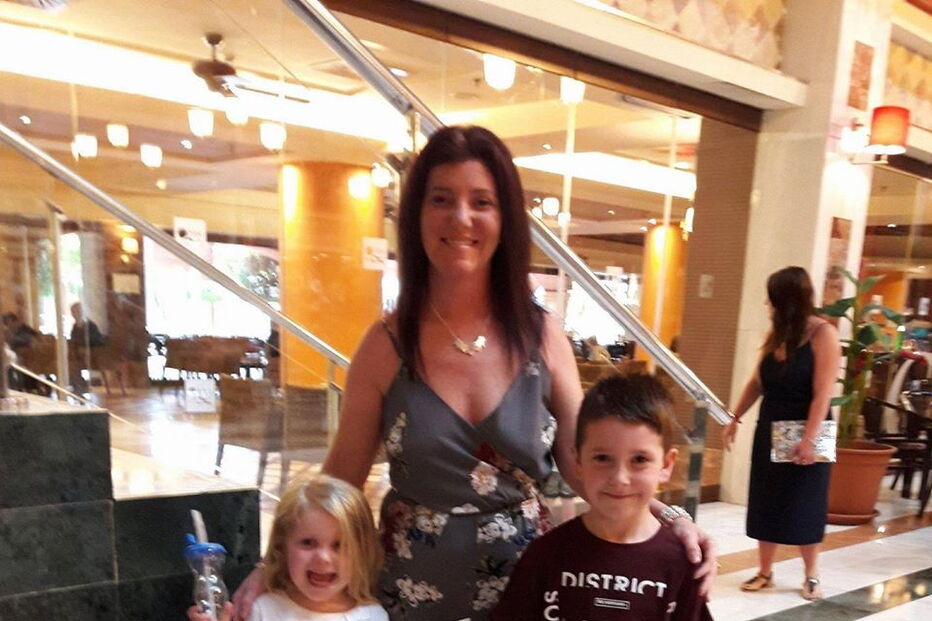 Isla Wilkinson com a mãe e o irmão