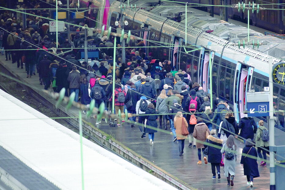 Greve causou o caos nos transportes públicos e fechou escolas em todo o país 