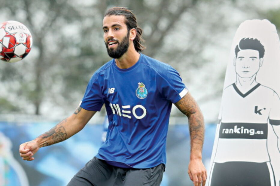Sérgio Oliveira enfrenta a concorrência do senegalês Loum e do colombiano Uribe para jogar ao lado do intocável Danilo  