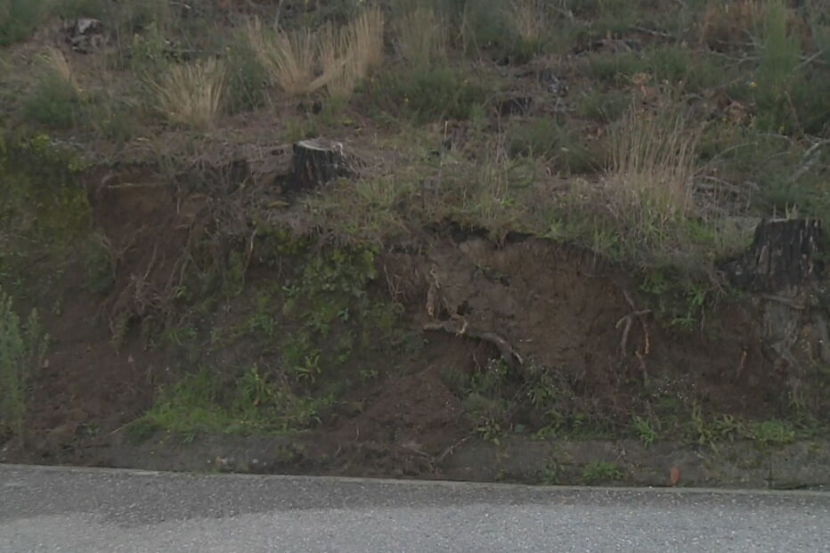 Jovem de 22 anos morre em despiste de trator em Oliveira do Hospital