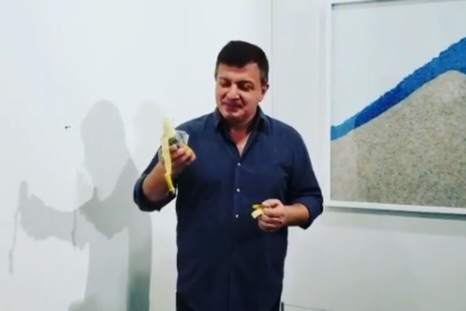 Banana incluída na obra de arte 