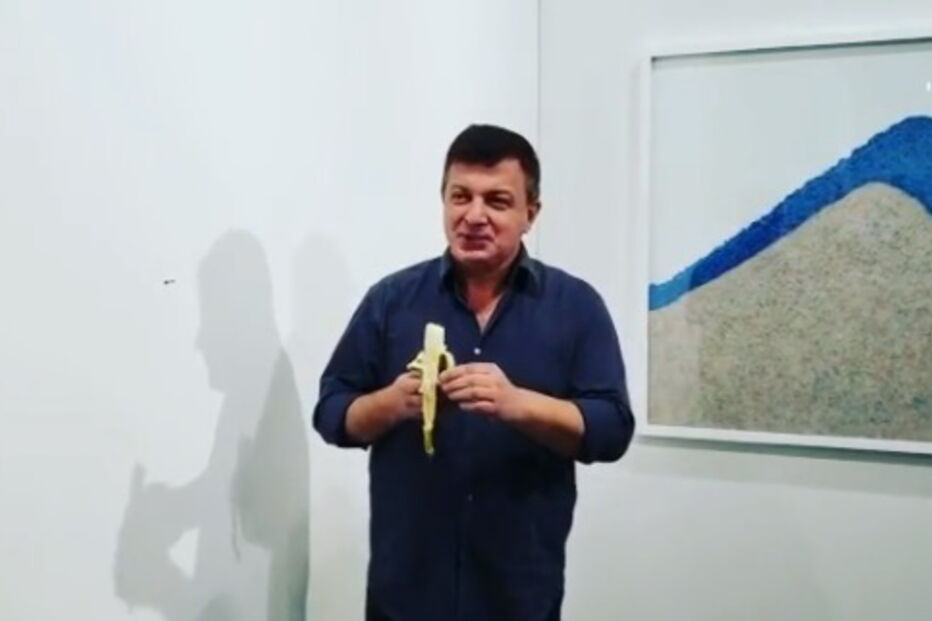 Banana incluída na obra de arte 
