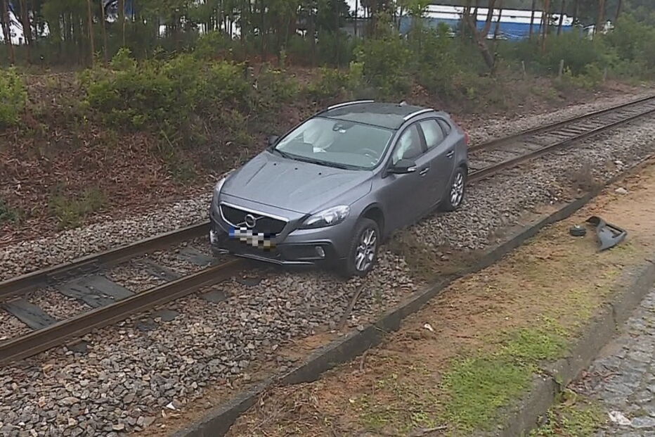 Despiste de carro corta circulação na Linha do Vouga em Paços de Brandão