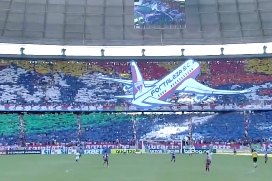 Fortaleza qualificou-se para a Copa Sul-Americana e os adeptos fizeram descolar um avião nas bancadas
