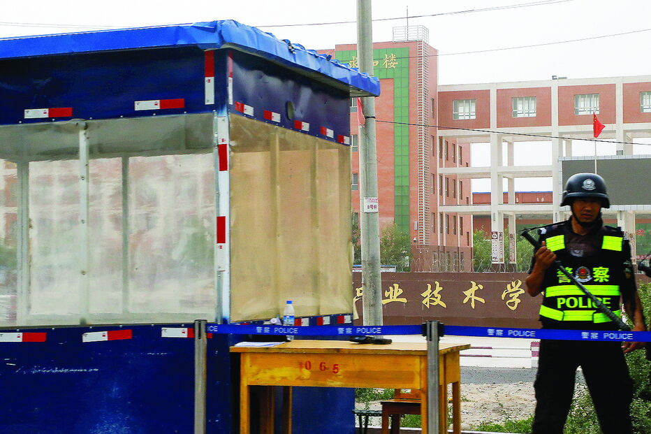 Vigilância policial é uma constante em Xinjiang, província chinesa de maioria muçulmana