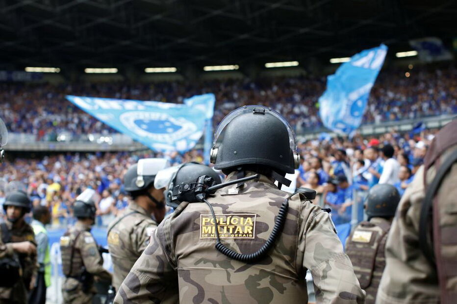 Cruzeiro desce de divisão pela primeira vez na história e jogo termina com violência e pedidos de evacuação