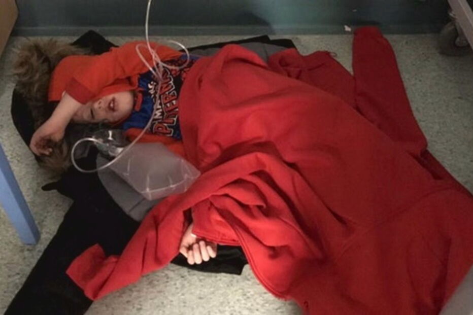 Menino de quatro anos com pneumonia forçado a dormir em chão de hospital por falta de camas