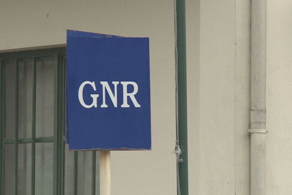 GNR apreende armas e munições em casa de dois homens acusados por crimes de violência doméstica