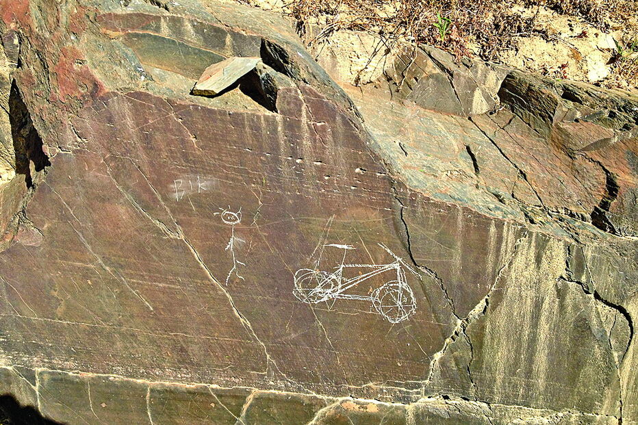 Ciclistas fizeram  várias  inscrições  na rocha