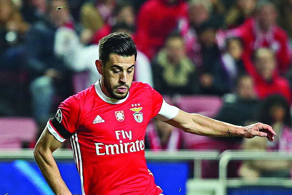 Pizzi lança mais  uma  jogada  de ataque  do Benfica, deixando um opositor da equipa do Zenit pelo caminho 