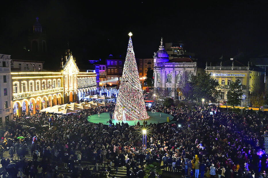  O município de Braga decidiu reforçar a decoração natalícia este ano. Para além da árvore de 16 metros na Arcada, há milhares de luzes nas ruas, praças e avenidas.