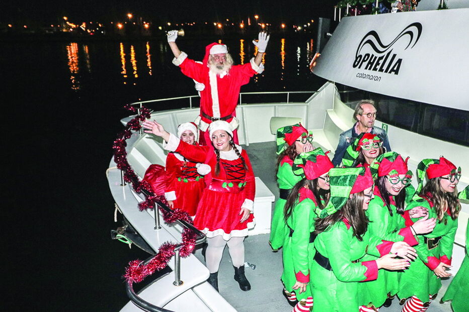 Em vez de trenó, o Pai Natal chegou a Portimão de barco. A iniciativa marcou o arranque do programa natalício, com a inauguração das luzes de Natal.
