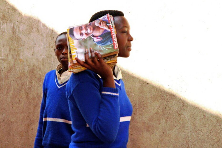 Ruanda isenta pensos higiénicos de IVA para raparigas poderem ir à escola