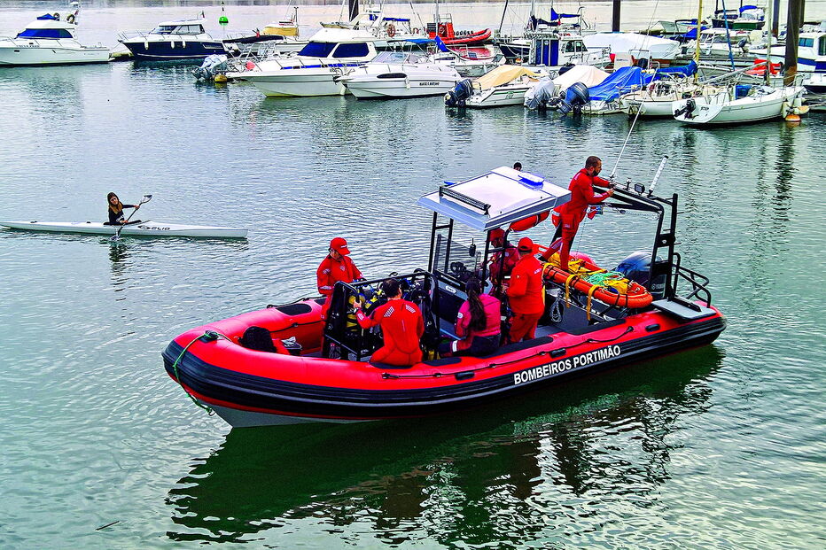 Operacionais testaram uma nova embarcação para fazerem mergulho   