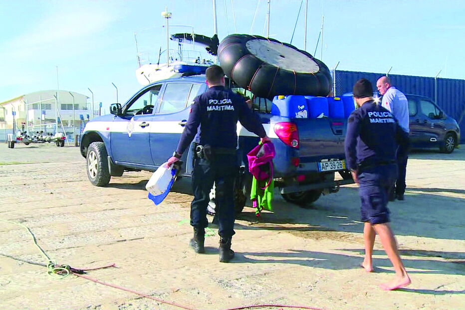 Polícia Marítima recolheu material que os jovens traziam consigo na embarcação 