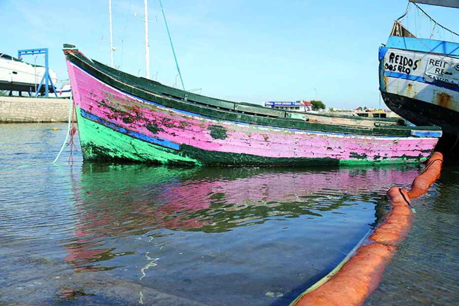 Embarcação de madeira com cerca de sete metros encalhou e foi rebocada  