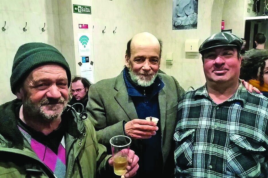 José Lopes a confraternizar com amigos, com um café na mão