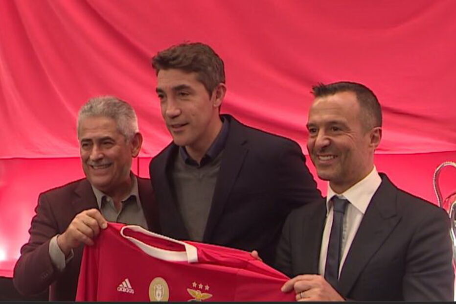 Luís Filipe Vieira posou para a aguardada fotografia da renovação de Bruno Lage, que contou igualmente a seu lado com o empresário Jorge Mendes 