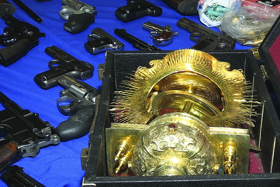 Custódia entre várias peças em ouro encontradas 