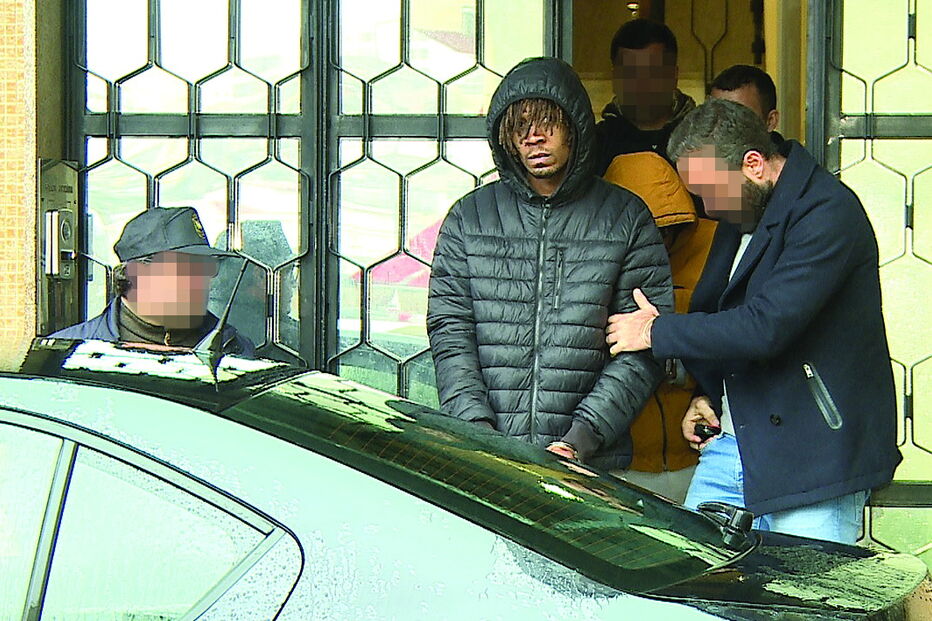 Um dos detidos à saída da PJ de Braga para ser presente a primeiro interrogatório judicial 