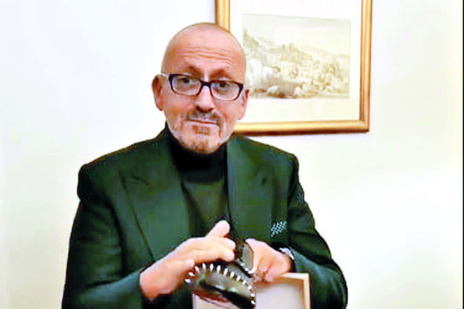 Cristina ofereceu ao amigo uns sapatos de 800 euros