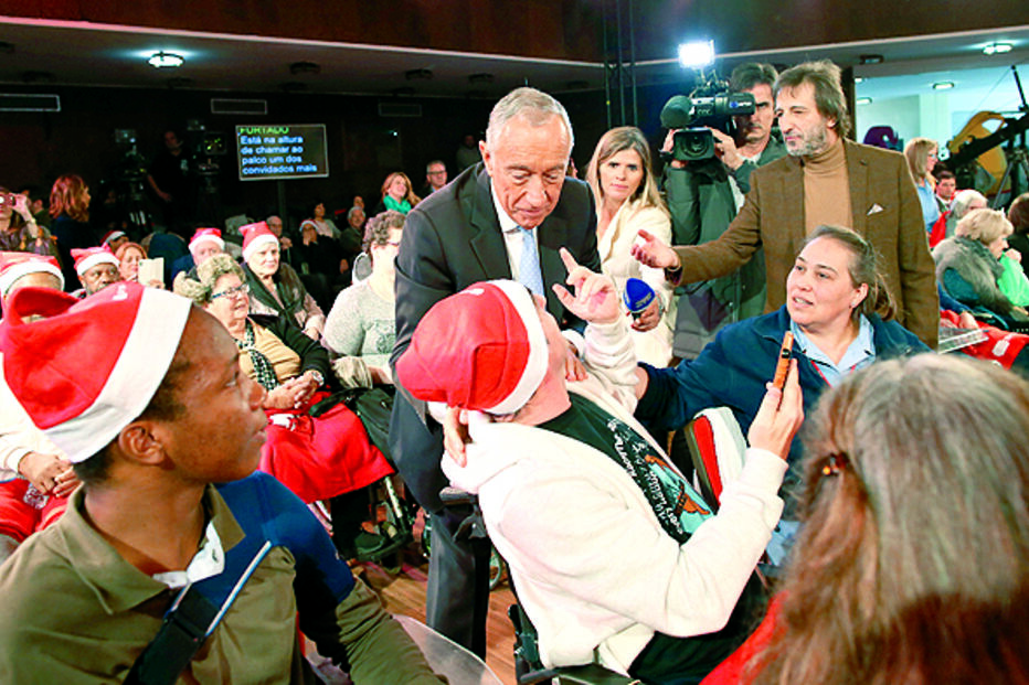 Marcelo distribuiu abraços pelos doentes e cumprimentou os artistas que subiram ao palco do ‘Natal dos Hospitais’