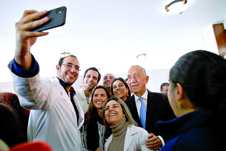 Marcelo distribuiu abraços pelos doentes e cumprimentou os artistas que subiram ao palco do ‘Natal dos Hospitais’