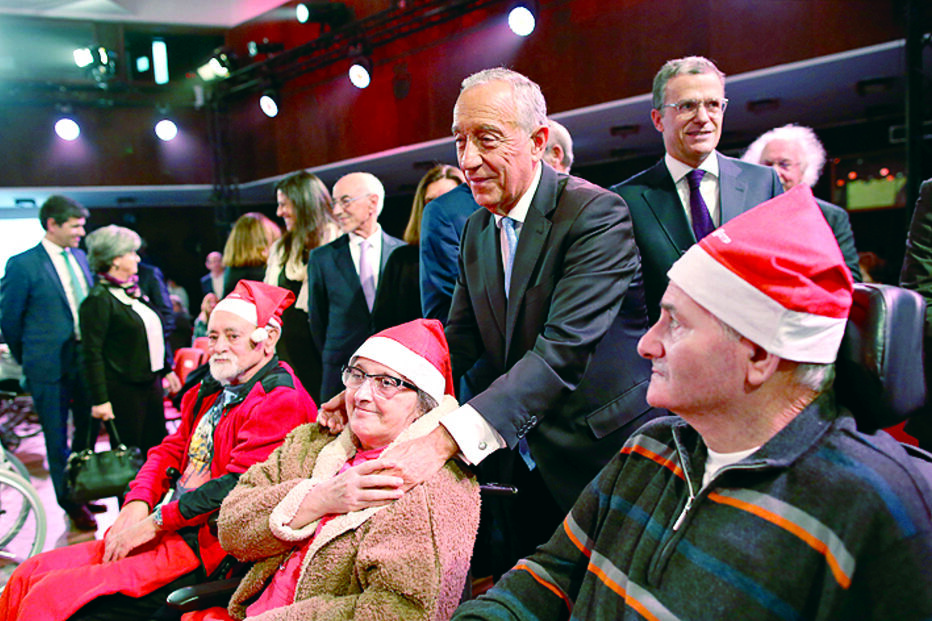 Marcelo distribuiu abraços pelos doentes e cumprimentou os artistas que subiram ao palco do ‘Natal dos Hospitais’