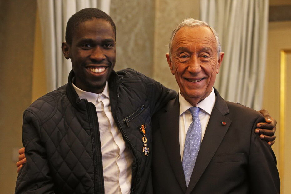 Marcelo dá medalha de mérito a atleta Dabó pelo 