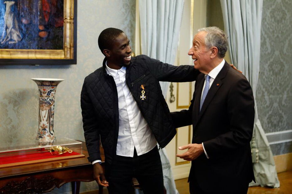 Marcelo dá medalha de mérito a atleta Dabó pelo 