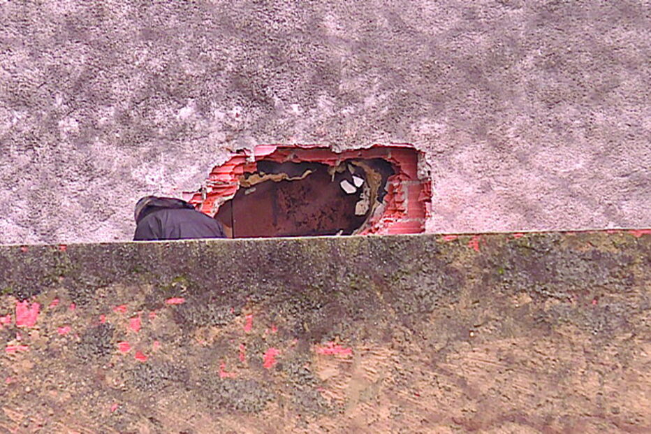 Ladrões usaram marretas para fazer buraco no armazém 