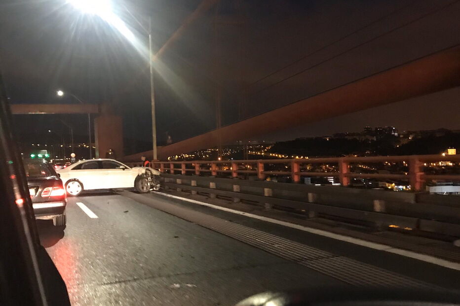 Colisão entre dois carros condiciona circulação na Ponte 25 de Abril no sentido Almada-Lisboa
