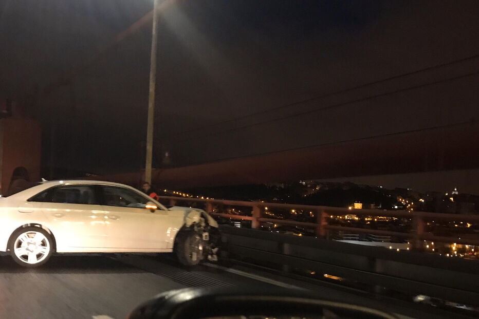 Colisão entre dois carros condiciona circulação na Ponte 25 de Abril no sentido Almada-Lisboa
