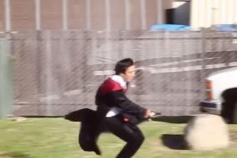 Zach King, mágico conhecido na Califórnia surge a voar numa vassoura